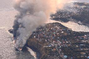 (2)Freighter stranded on Izu-Oshima still burning